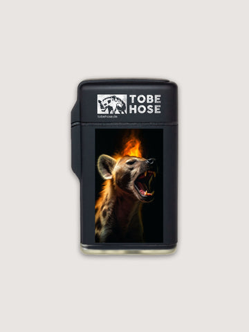 Tobe Hose | Sturmfeuerzeug