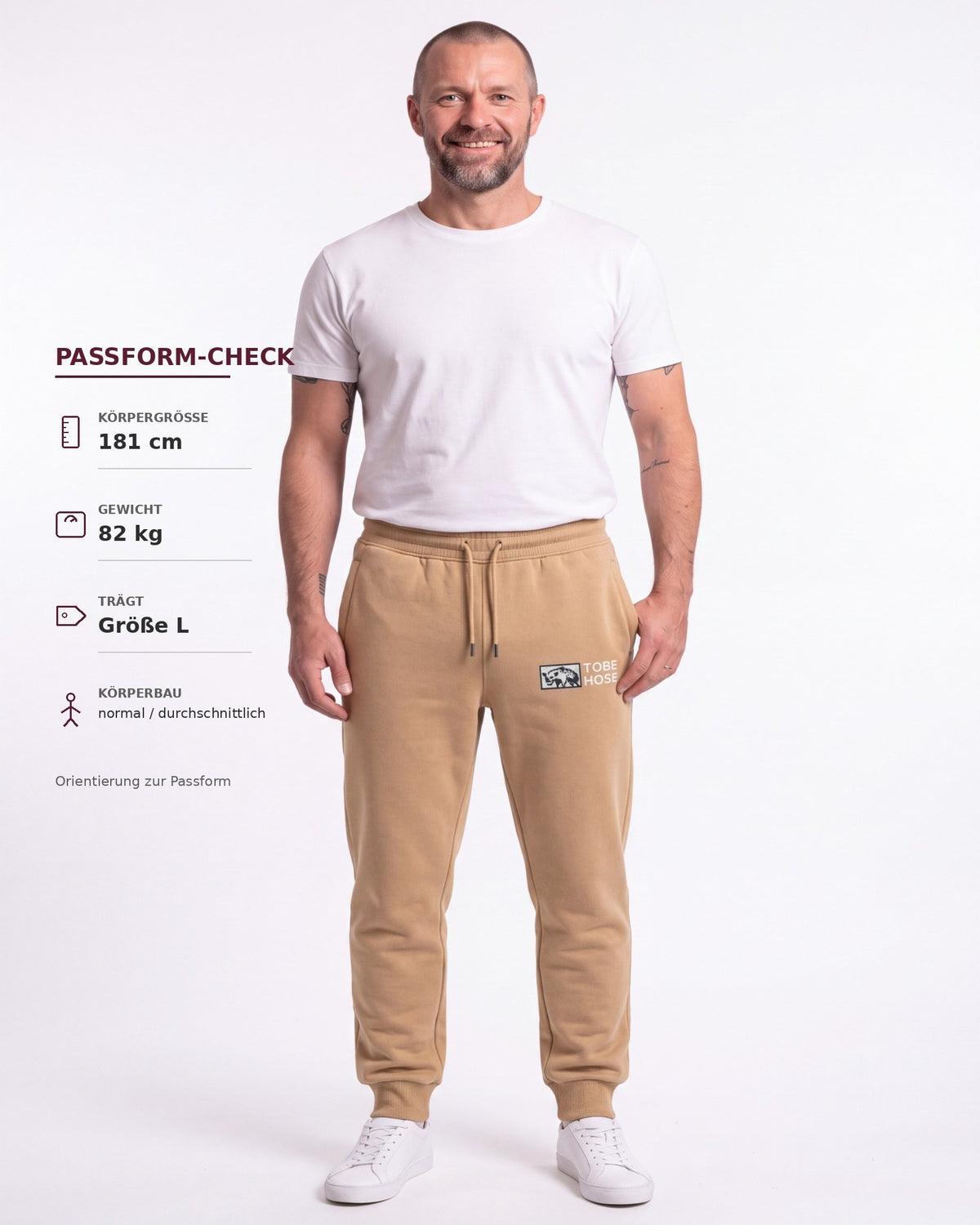 Tobe Hose Studio Herren-Jogginghose in Beige mit Hyänen-Logo-Stickerei, getragen von einem Mann in Größe L