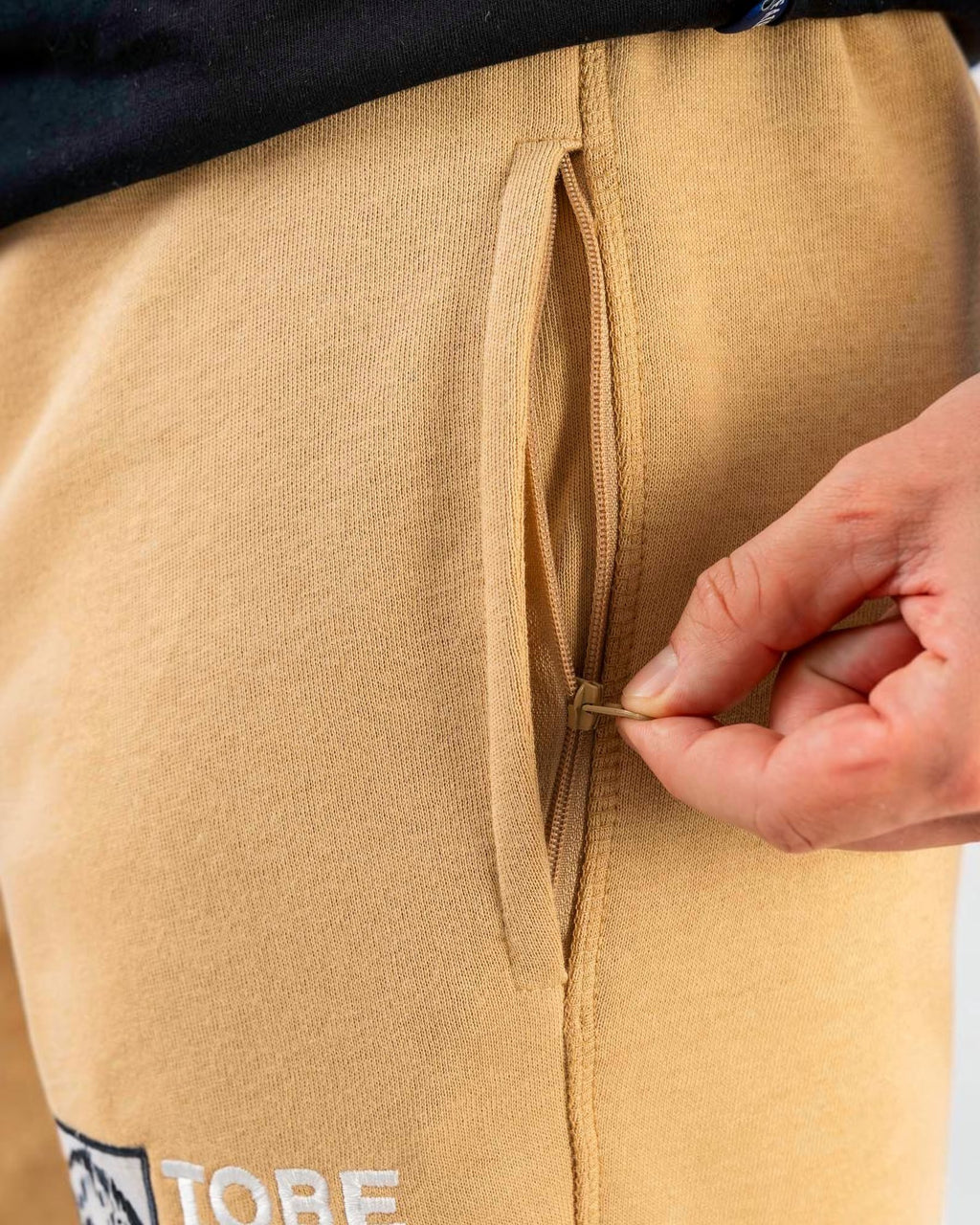 Tobe Hose Studio Herrenhose in Beige mit praktischer Seitentasche mit Reißverschluss aus dickem Baumwollstoff