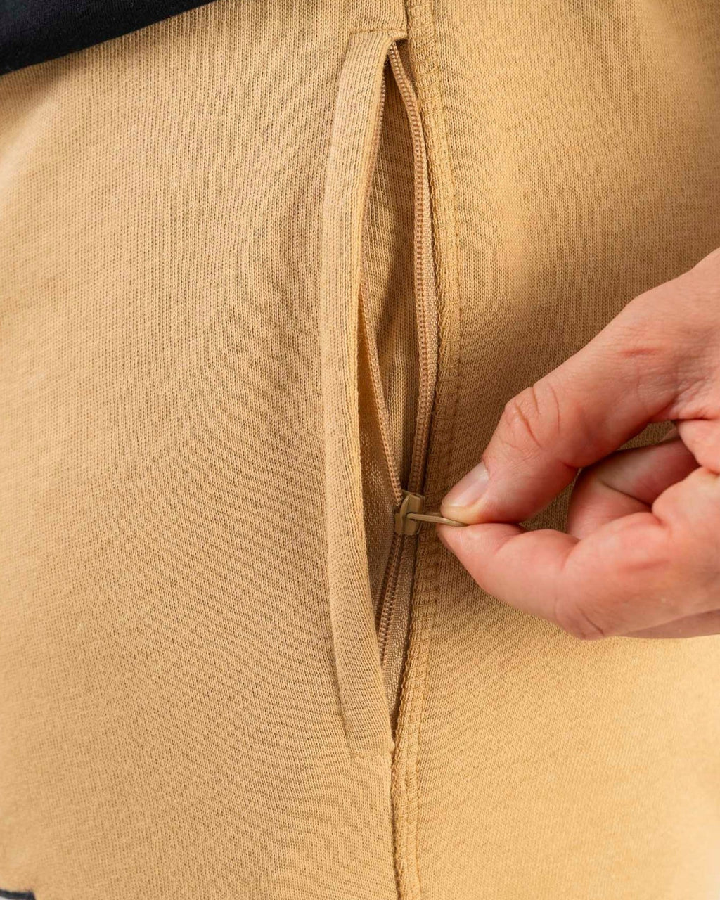 Tobe Hose Studio Shorts in Beige aus Baumwolle mit Reißverschlusstasche und Logo-Stickerei am Oberschenkel