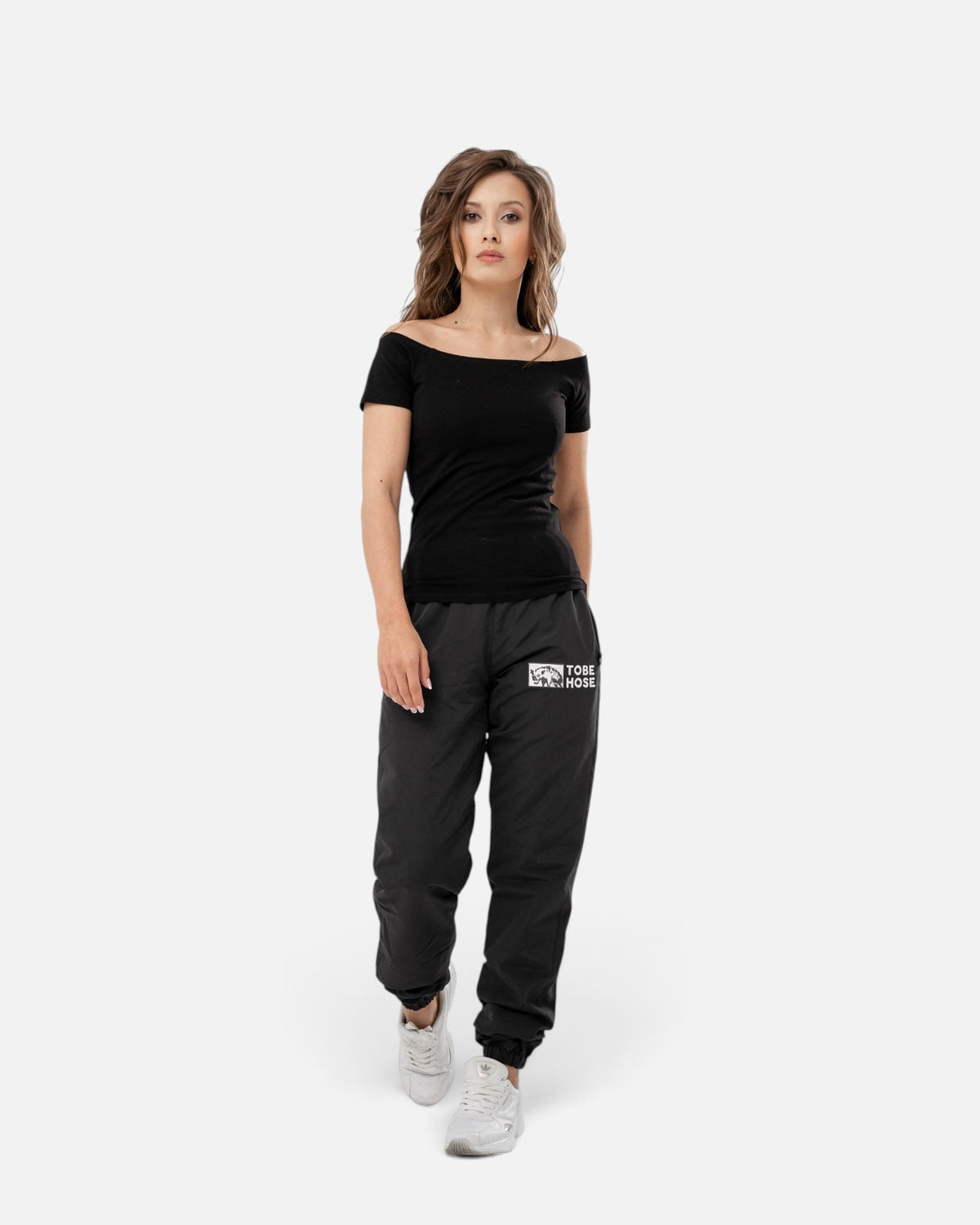 Tobe Hose Studio Damen-Hose Luft in Schwarz aus robustem Nylon mit gesticktem Logo und Reißverschlusstaschen