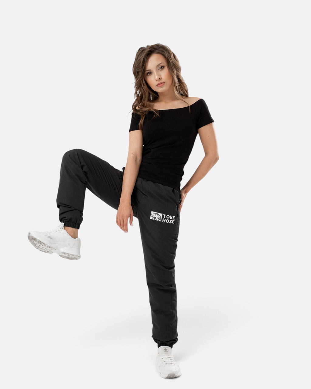 Tobe Hose Studio Damen Hose Luft in Schwarz aus robustem Nylon mit gesticktem Hyänen-Logo und Reißverschlusstaschen