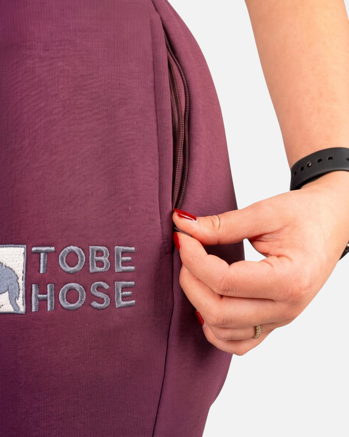Tobe Hose Studio Damen-Hose in Pflaume mit Reißverschlusstasche und gesticktem Logo-Detail
