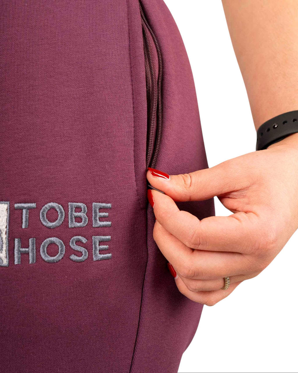 Tobe Hose Studio Damen-Hose in Pflaume mit Reißverschlusstasche und gesticktem Logo-Detail