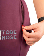 Tobe Hose Studio Damen-Hose in Pflaume mit Reißverschlusstasche und gesticktem Logo-Detail