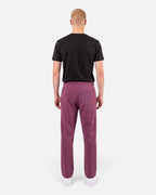 Tobe Hose Studio Herrenhose in Pflaume mit Gesäßtasche und Hyänen-Logo-Stickerei, Rückansicht