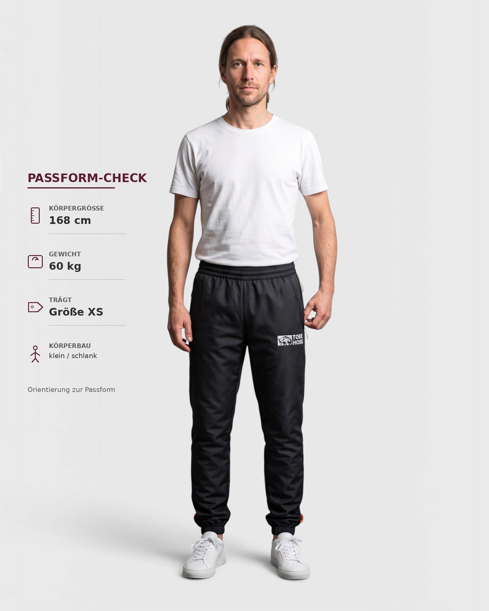 Tobe Hose Studio Herrenhose Luft in Schwarz aus robustem Nylon mit gesticktem Logo, getragen von einem Model.