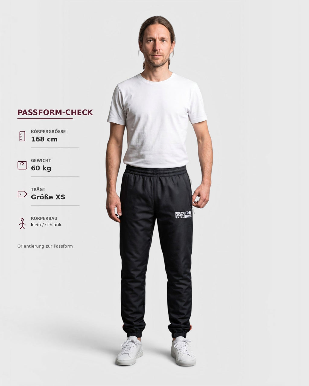 Tobe Hose Studio Herrenhose Luft in Schwarz aus robustem Nylon mit gesticktem Logo, getragen von einem Model.