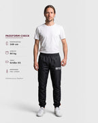 Tobe Hose Studio Herrenhose Luft in Schwarz aus robustem Nylon mit gesticktem Logo, getragen von einem Model.