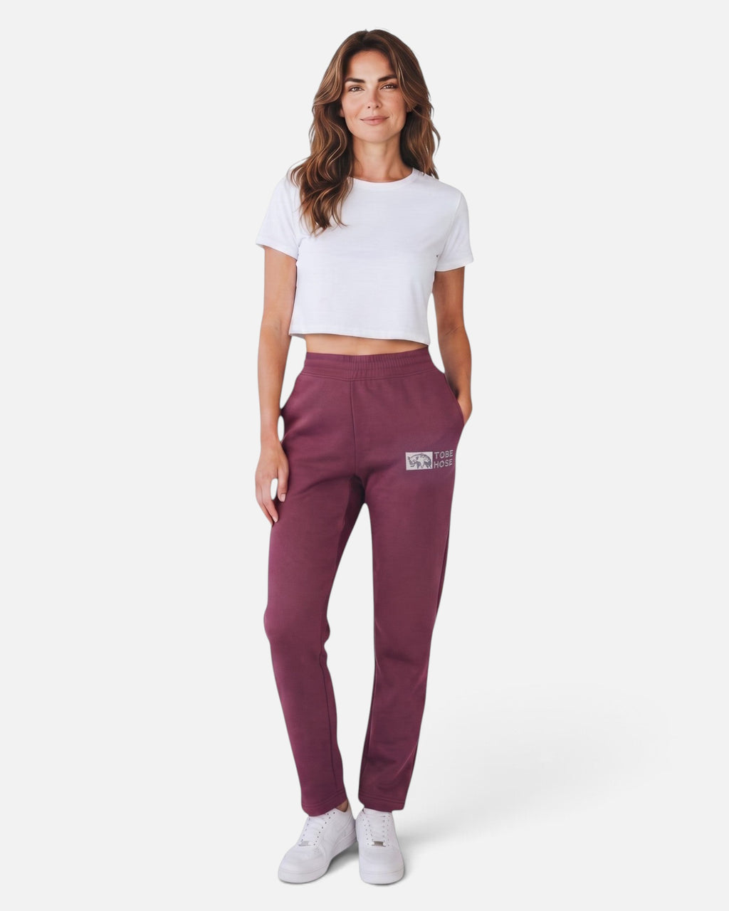 Tobe Hose Studio Damen-Jogginghose in Pflaume mit Hyänen-Logo und Seitentaschen, getragen von einem Model