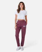 Tobe Hose Studio Damen-Jogginghose in Pflaume mit Hyänen-Logo und Seitentaschen, getragen von einem Model