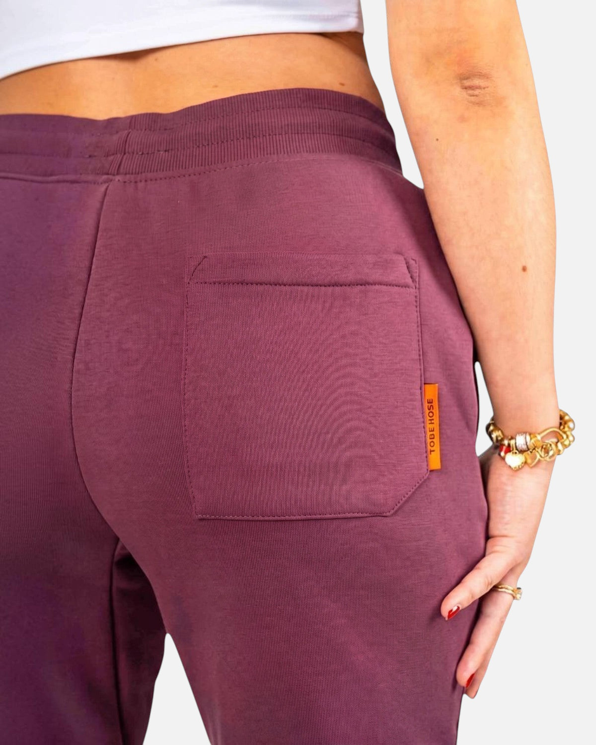 Tobe Hose Studio Damen-Jogginghose in Pflaume mit Gesäßtasche und kleinem Marken-Label