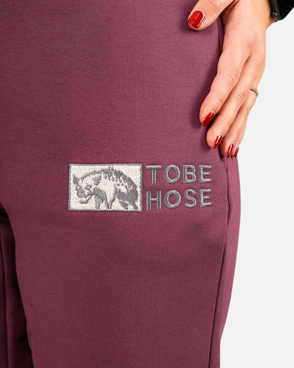 Tobe Hose Studio Damen-Hose in Pflaume mit gesticktem Hyänen-Logo und robustem Stoff