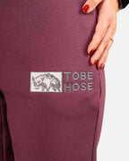 Tobe Hose Studio Damen-Hose in Pflaume mit gesticktem Hyänen-Logo und robustem Stoff