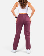 Tobe Hose Studio Damen-Jogginghose in Pflaume mit Gesäßtasche, getragen von einer Frau von hinten