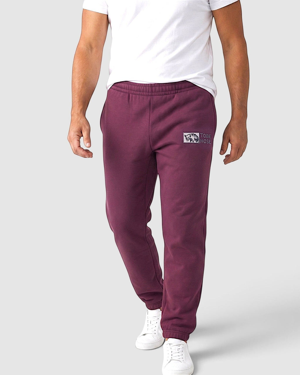 Tobe Hose Studio Herren-Jogginghose in Pflaume mit elastischem Bund, Reißverschlusstaschen und Hyänen-Logo-Stickerei