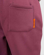 Tobe Hose Studio Herrenhose in Pflaume mit Gesäßtasche und orangefarbenem Markenlabel