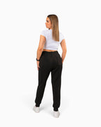Tobe Hose Studio Damen Jogginghose in Schwarz mit elastischem Bund und Gesäßtasche, getragen von einer Frau