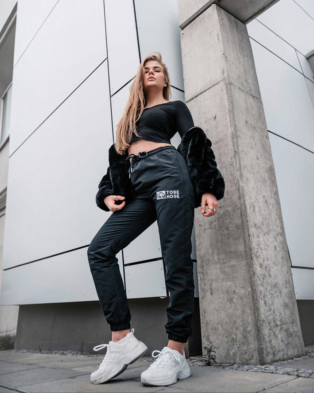Tobe Hose Studio Damen-Hose Luft in Schwarz aus robustem Nylon mit gesticktem Hyänen-Logo und Reißverschlusstaschen