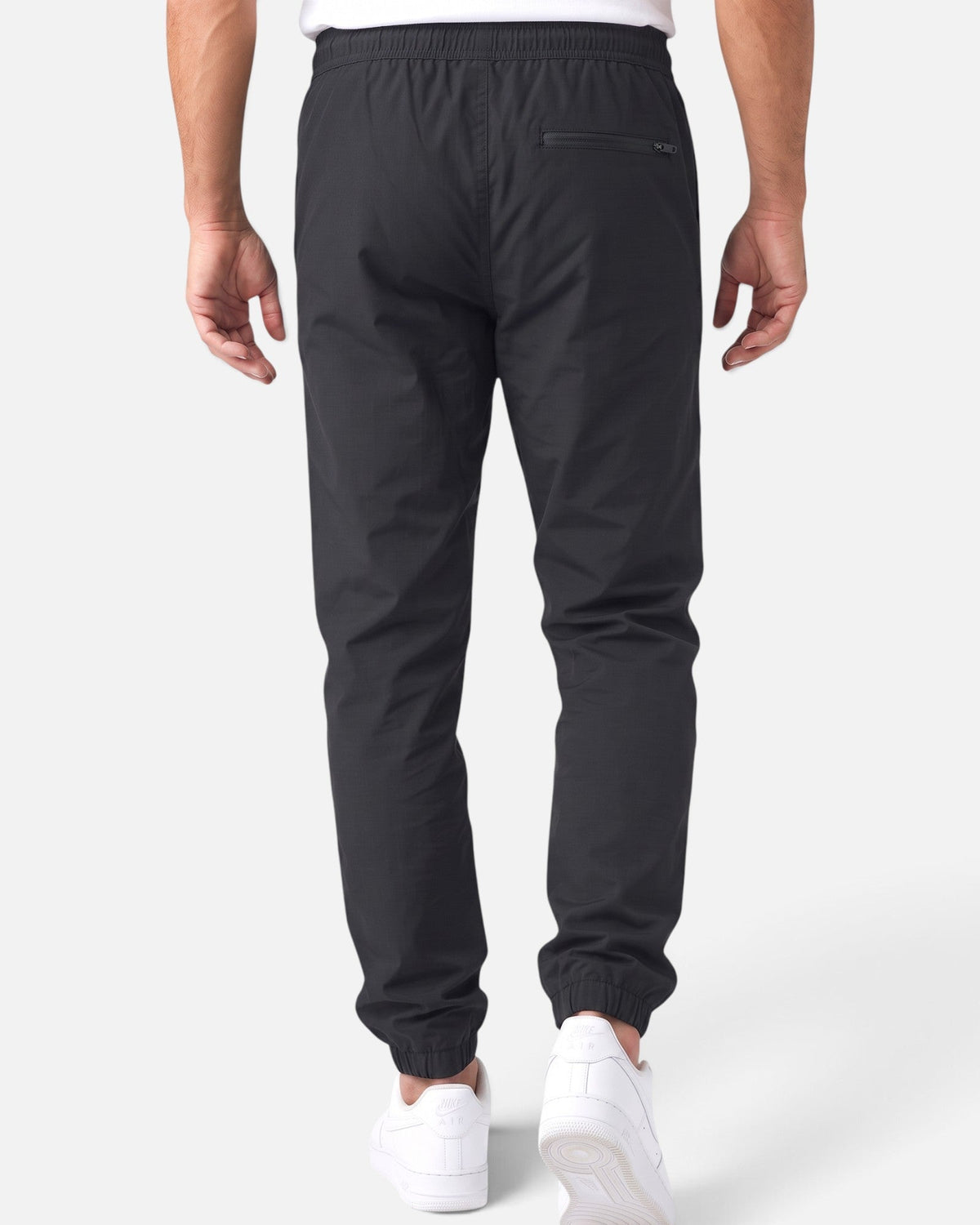 Tobe Hose Studio Luft Herrenhose in Schwarz aus robustem Nylon mit Reißverschlusstasche und elastischen Bündchen