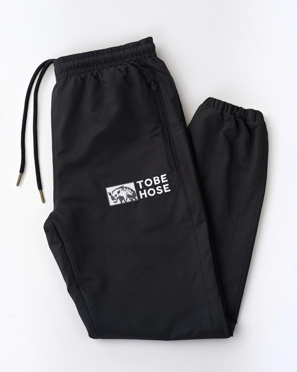 Tobe Hose Studio Damen Hose Luft in Schwarz aus robustem Nylon mit gesticktem Hyänen-Logo und Reißverschlusstaschen