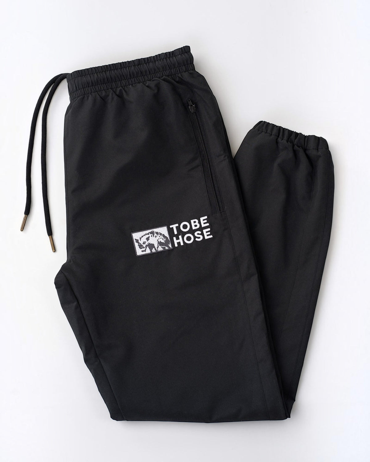 Tobe Hose Studio Damen Hose Luft in Schwarz aus robustem Nylon mit gesticktem Hyänen-Logo und Reißverschlusstaschen
