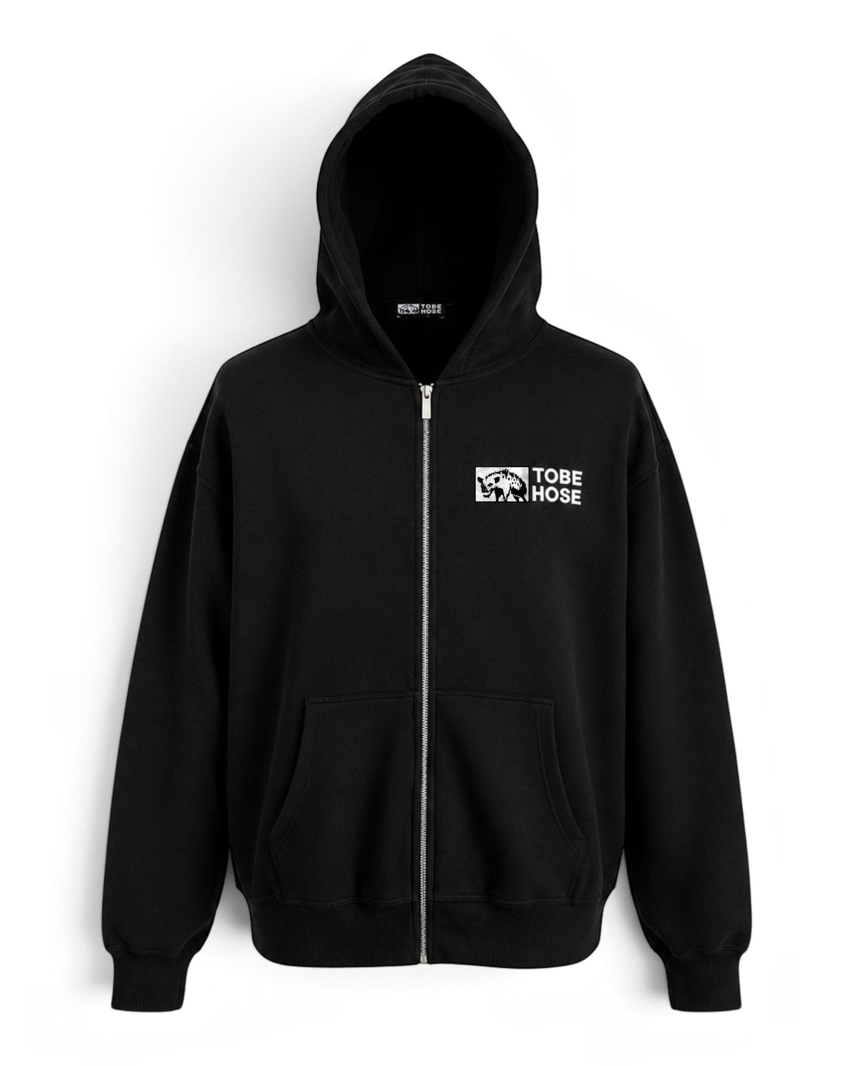Schwarzer Tobe Hose Studio Zip-Hoodie Fels mit Reißverschluss, Kapuze und weißem Hyänen-Logo auf der Brust.