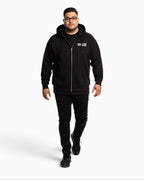 Tobe Hose Studio Zip-Hoodie Fels in Schwarz mit Hyänen-Logo und Reißverschluss an einem männlichen Model
