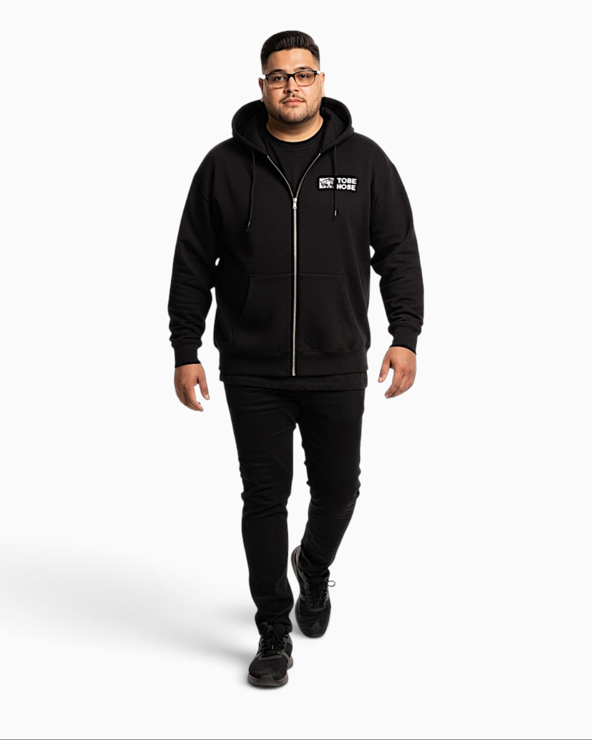 Tobe Hose Studio Zip-Hoodie Fels in Schwarz mit Hyänen-Logo und Reißverschluss an einem männlichen Model