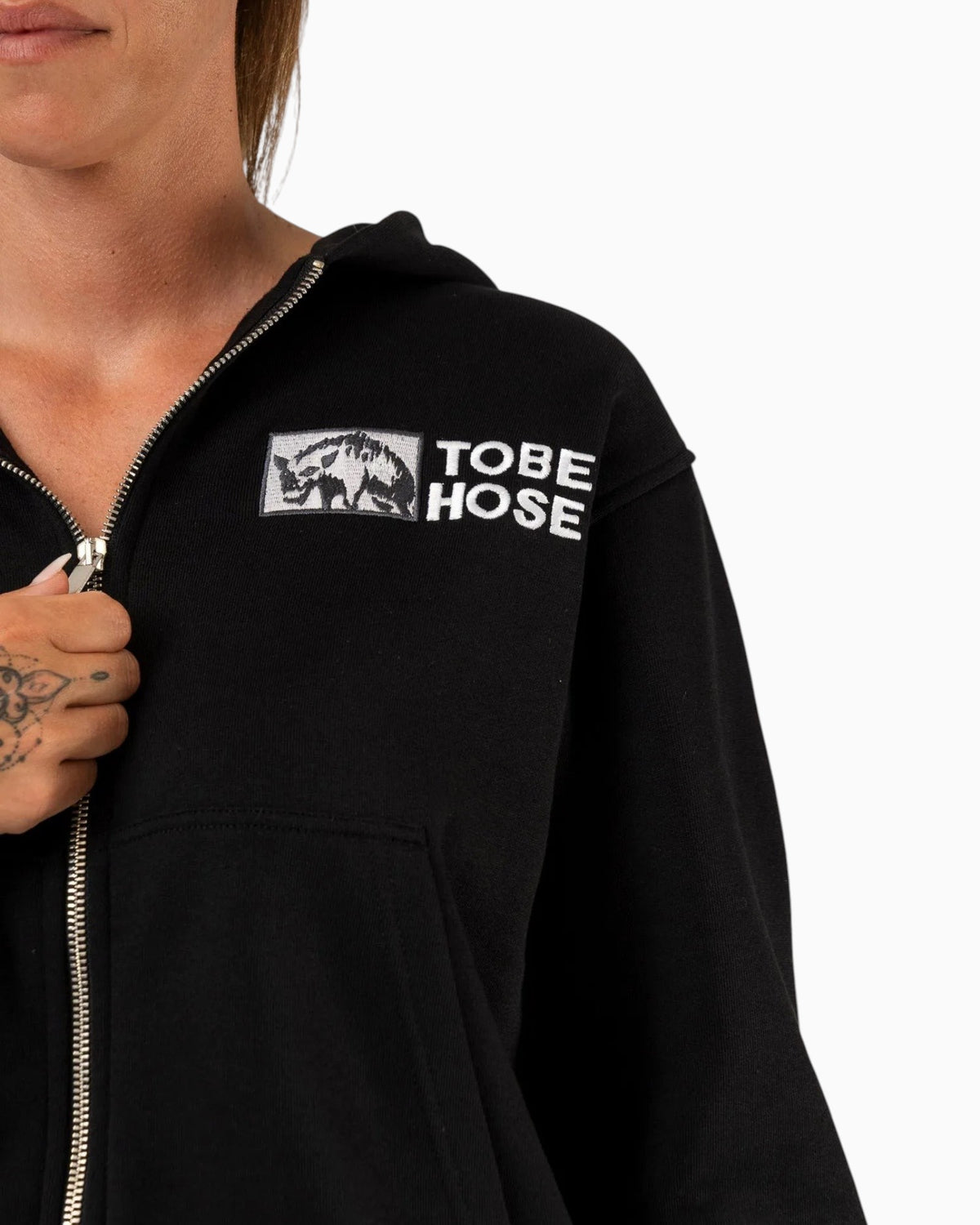 Tobe Hose Studio Zip-Hoodie Fels in Schwarz mit Hyänen-Stickerei und Reißverschluss auf der Brust
