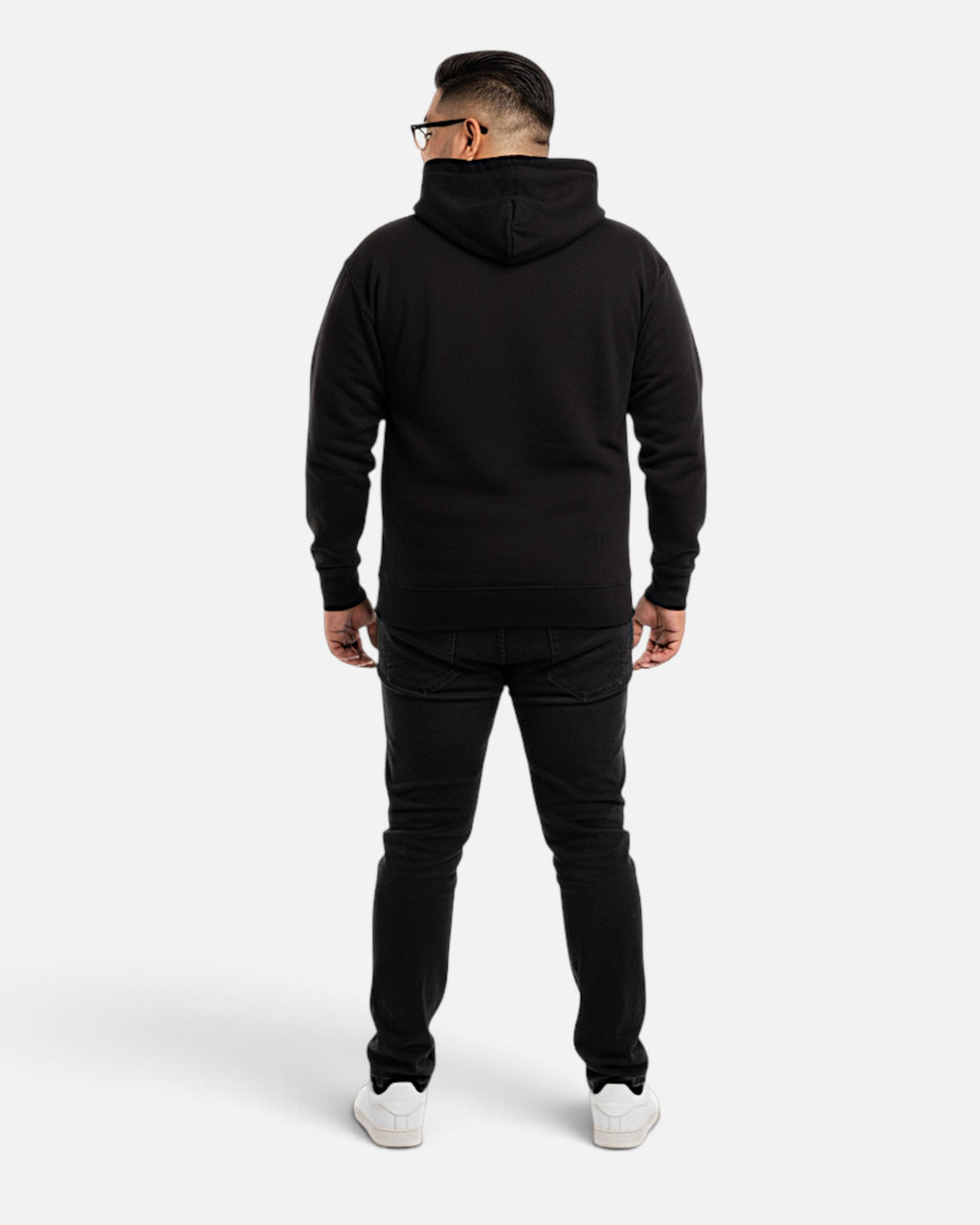 Tobe Hose Studio Zip-Hoodie Fels in Schwarz, getragen von einem Mann von hinten, minimalistisches Design