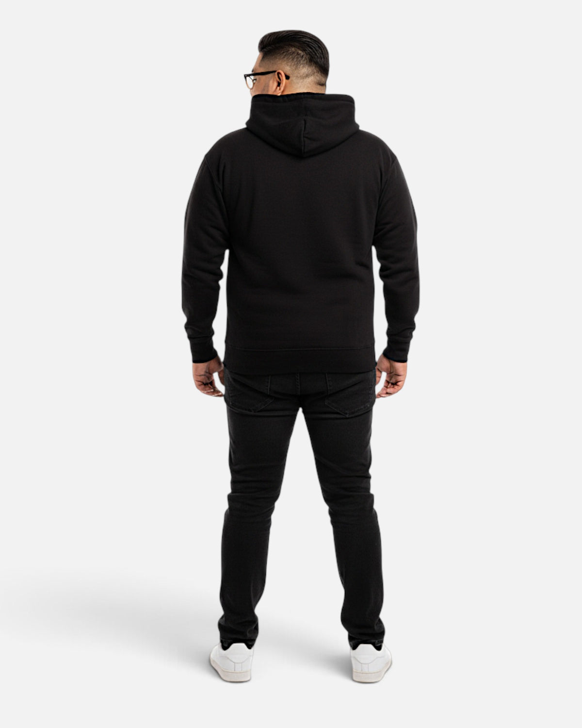 Tobe Hose Studio Zip-Hoodie Fels in Schwarz, getragen von einem Mann von hinten, minimalistisches Design