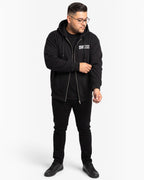 Tobe Hose Studio Zip-Hoodie Fels in Schwarz mit Hyänenmotiv auf der Brust an einem männlichen Model